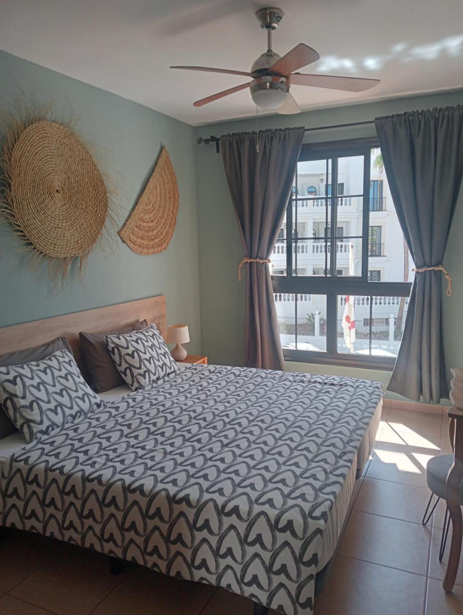 Greatly Located Apartment With Heated Pool, Los Cristianos Los Cristianos  Exterior photo
