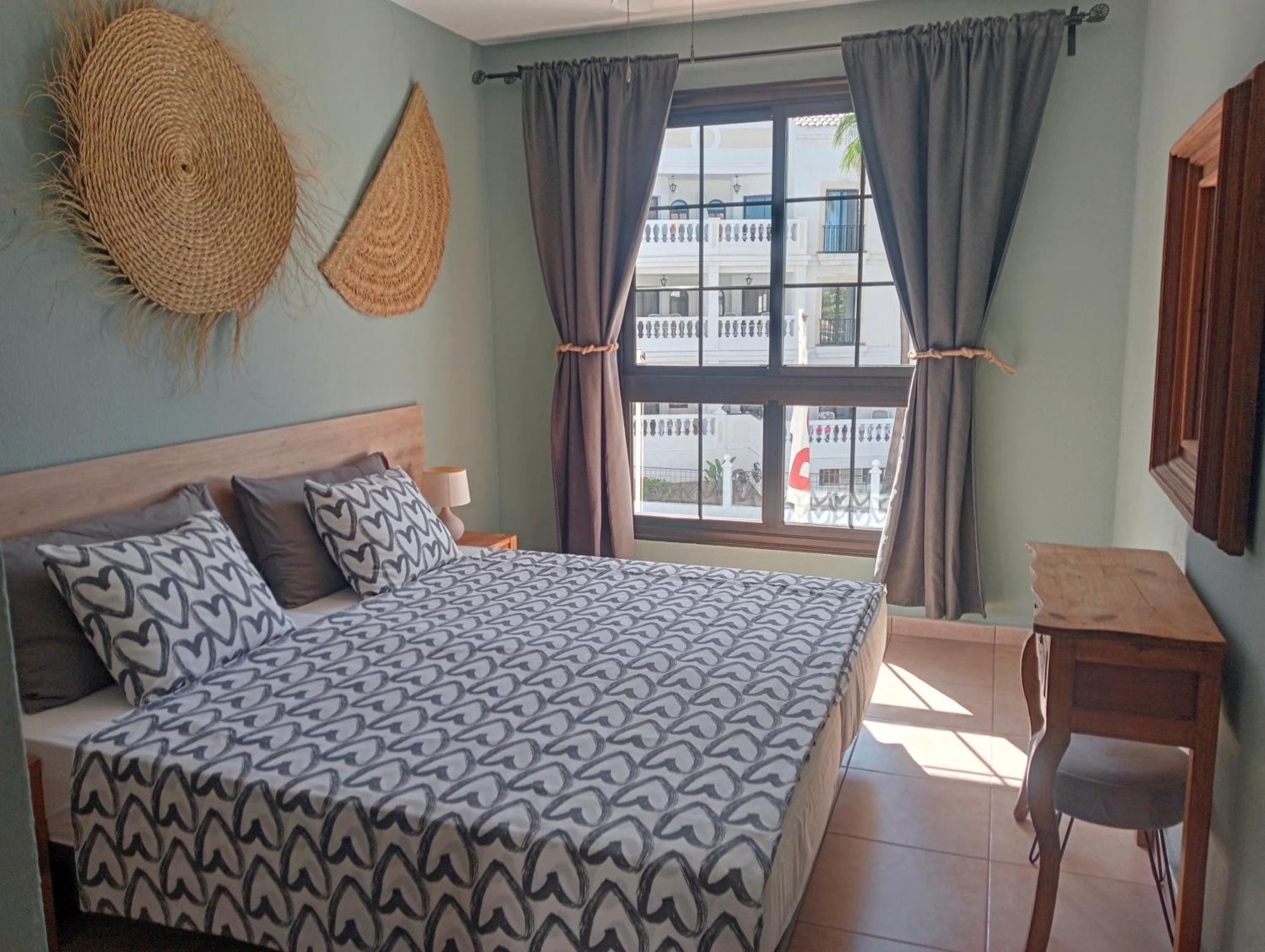 Greatly Located Apartment With Heated Pool, Los Cristianos Los Cristianos  Exterior photo