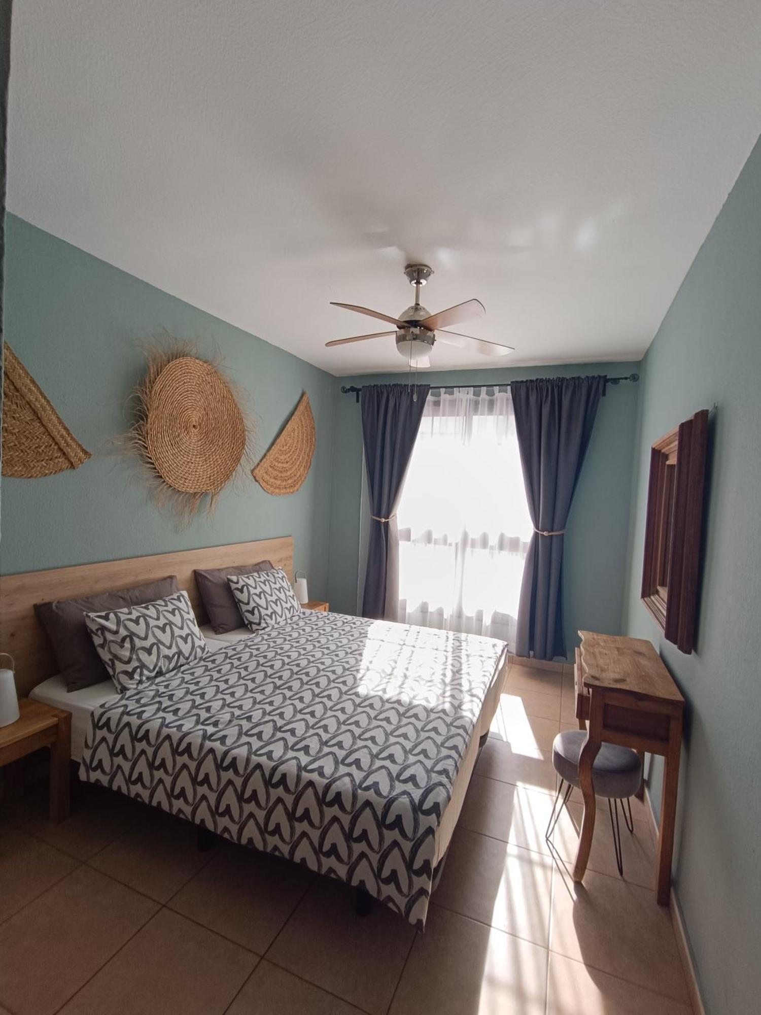 Greatly Located Apartment With Heated Pool, Los Cristianos Los Cristianos  Exterior photo