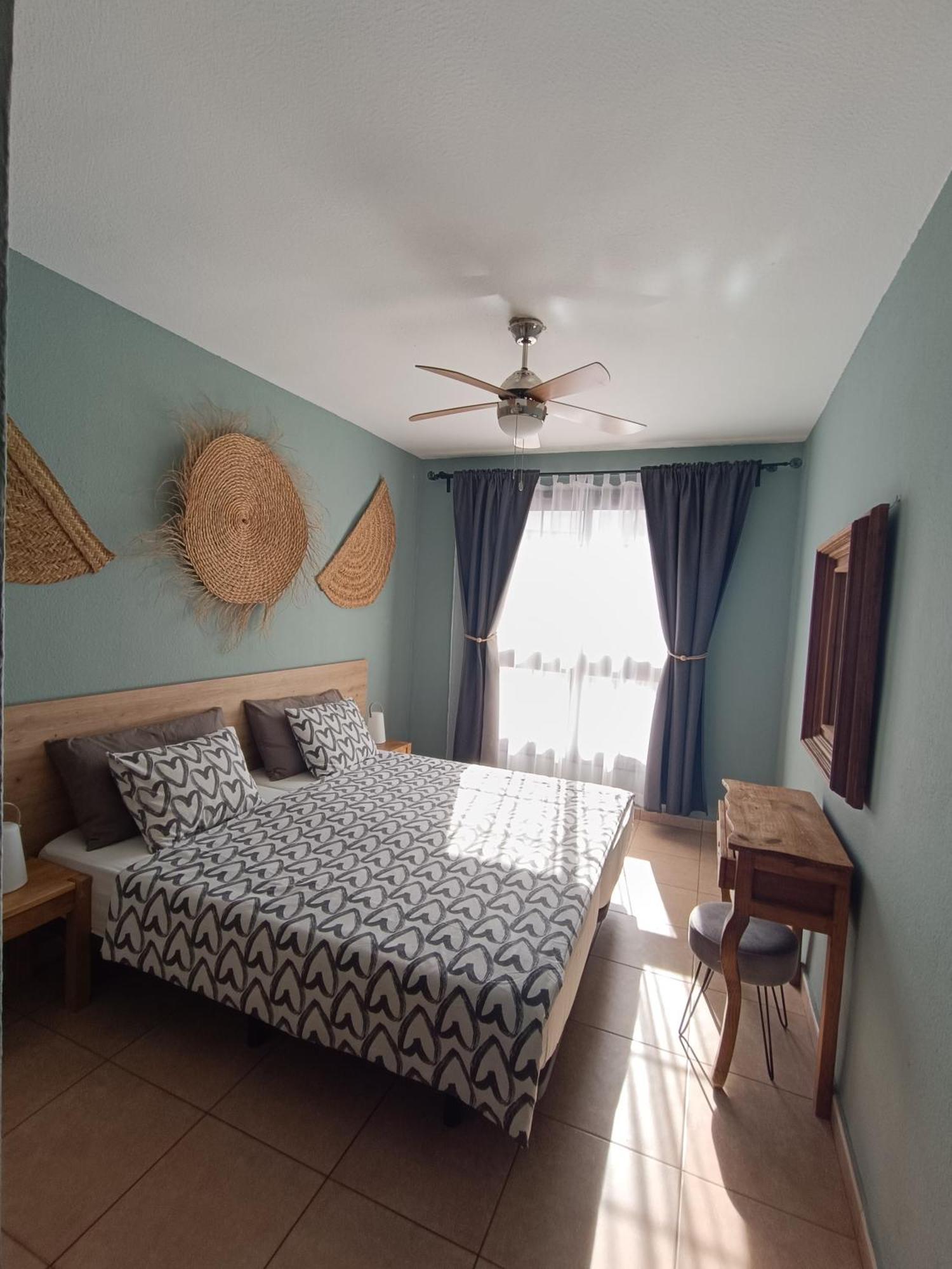 Greatly Located Apartment With Heated Pool, Los Cristianos Los Cristianos  Exterior photo